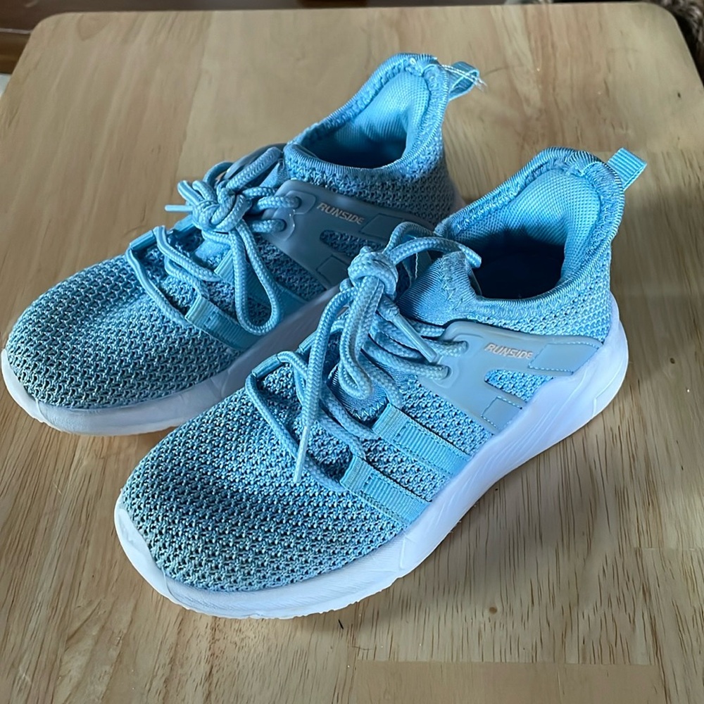 NWOT boys size 10 toddler sneakers.